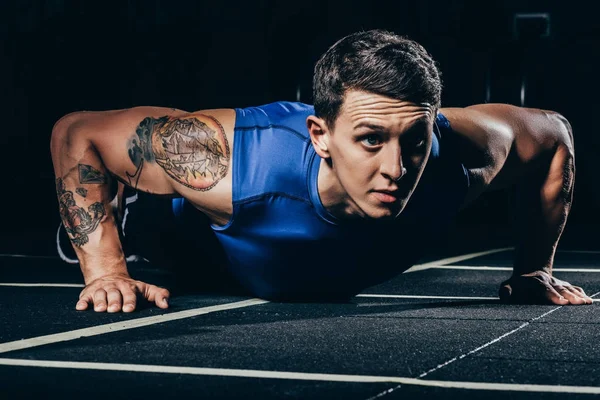 Sportsman doing push ups — Stock Photo