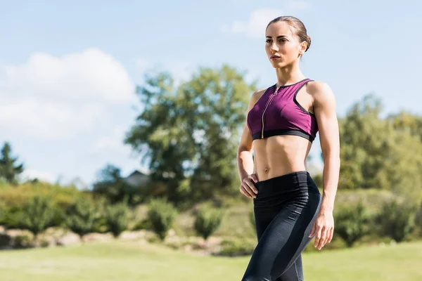 Sportive woman posing outdoors — Stock Photo