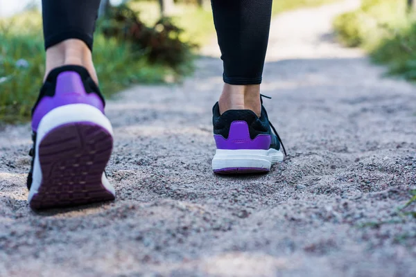 Joggerin auf Landstraße — Stockfoto