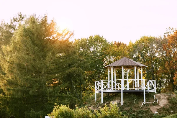 Alcôve dans le parc d'automne — Photo de stock