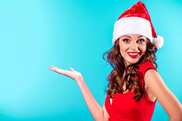 Presentando chica en santa hat - foto de stock