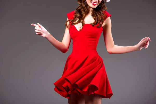 Девушка танцует в красном платье — стоковое фото