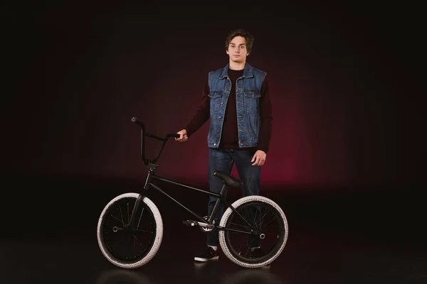 Junge Radfahrerin mit BMX-Fahrrad — Stockfoto