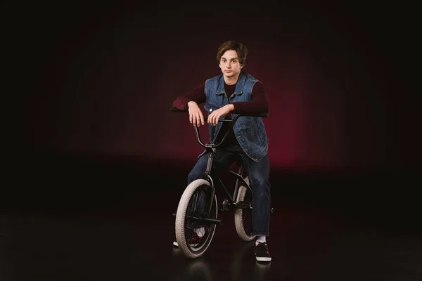 Young cyclist with bmx bicycle — Stock Photo