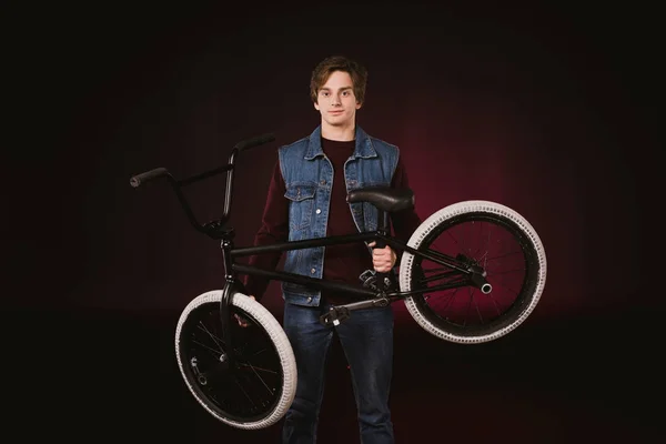 Молодой велосипедист с велосипедом bmx — стоковое фото