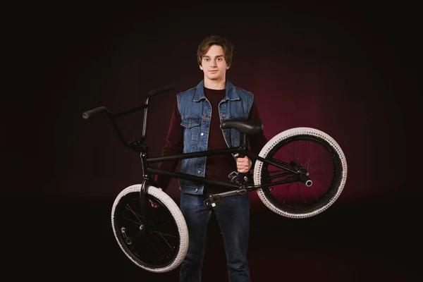 Jeune cycliste avec bmx vélo — Photo de stock