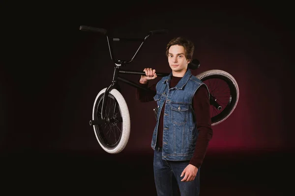 Jeune cycliste avec bmx vélo — Photo de stock