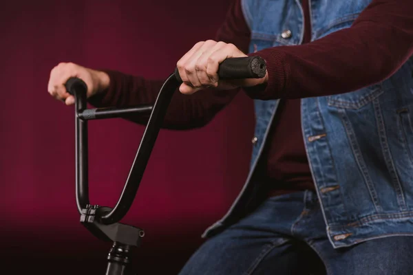 Menino sentado na bicicleta — Fotografia de Stock