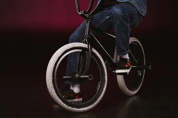Молодий велосипедист з велосипедом bmx — стокове фото