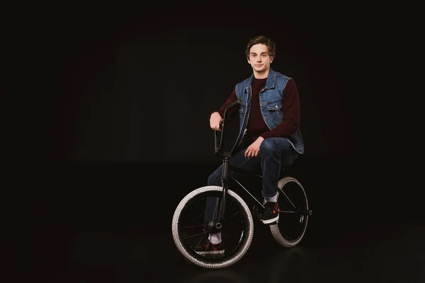 Young cyclist with bmx bicycle — Stock Photo