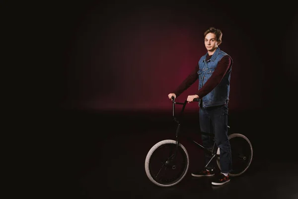 Ciclista joven con bicicleta bmx - foto de stock