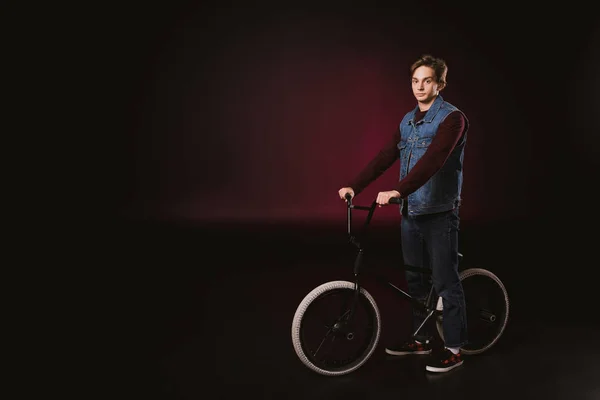 Young cyclist with bmx bicycle — Stock Photo