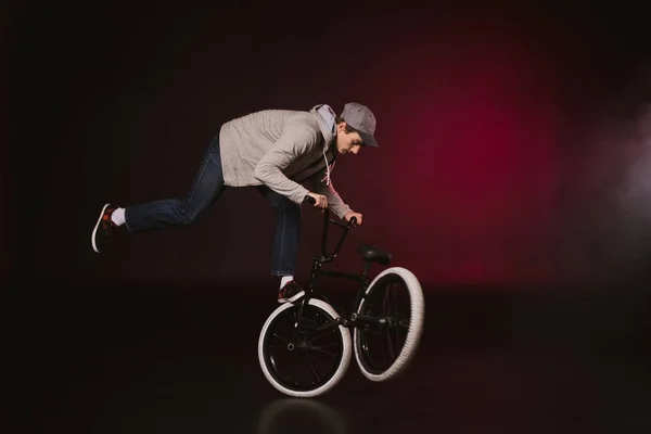 BMX велосипедист виконує трюк — стокове фото
