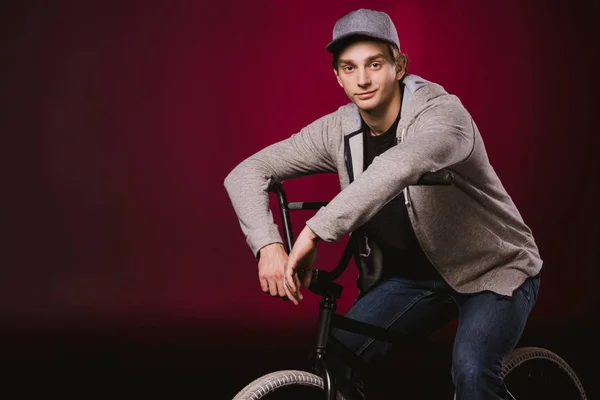 Junge Radfahrerin mit BMX-Fahrrad — Stockfoto