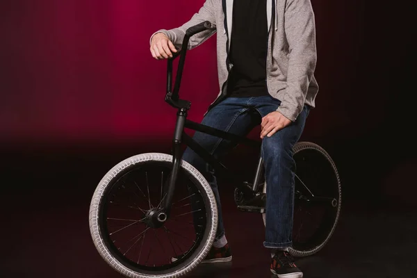 Молодий велосипедист з велосипедом bmx — стокове фото