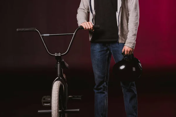 Jeune cycliste avec bmx vélo — Photo de stock