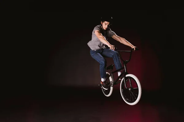 Bmx cyclist performing stunt — Stock Photo