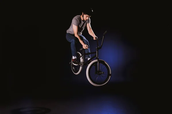 BMX ciclista realizando acrobacias - foto de stock