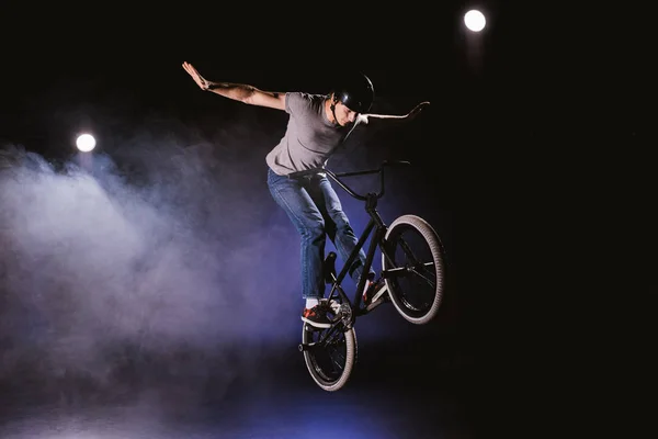 BMX велосипедист виконує трюк — стокове фото
