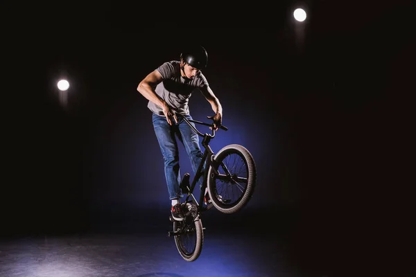 BMX ciclista realizando acrobacia — Fotografia de Stock