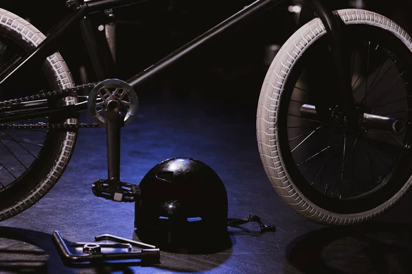 Bicicleta bmx y casco - foto de stock