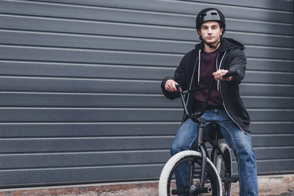 Young bmx cyclist — Stock Photo