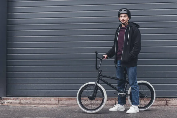 Joven ciclista bmx - foto de stock