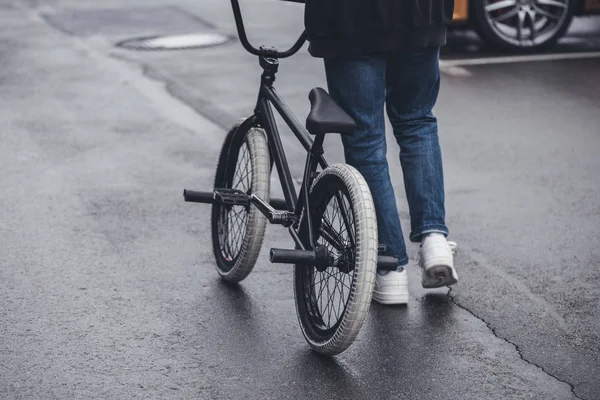 Мальчик с велосипедом bmx — стоковое фото