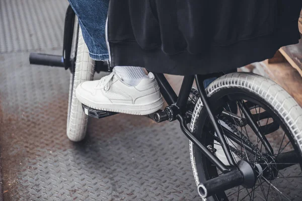 Niño con bicicleta bmx - foto de stock