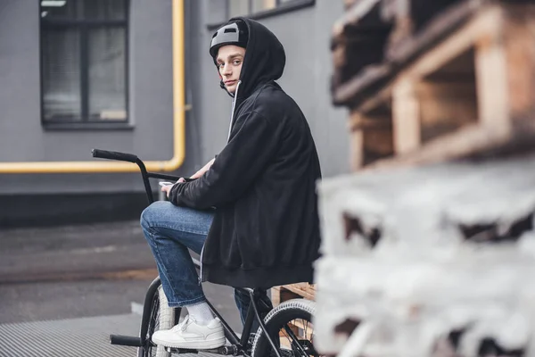 Young bmx cyclist — Stock Photo