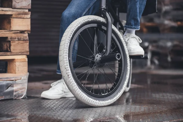 Menino com bmx bicicleta — Fotografia de Stock