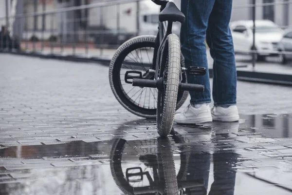 Garçon avec bmx vélo — Photo de stock