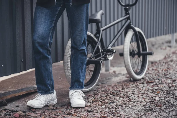 Motociclista bmx con bicicleta - foto de stock