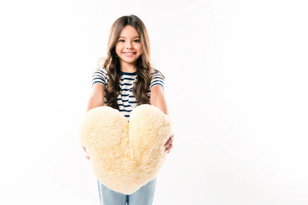 Criança mostrando travesseiro em forma de coração — Fotografia de Stock