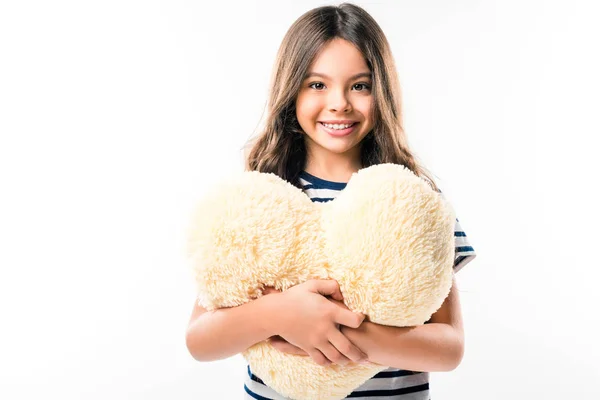 Criança segurando travesseiro em forma de coração — Fotografia de Stock