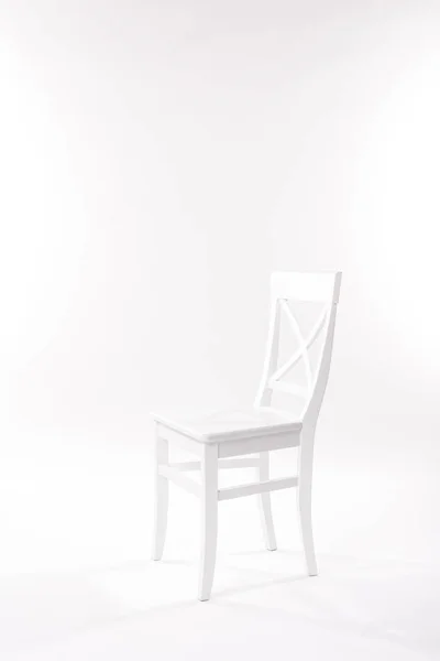 Silla de madera blanca - foto de stock