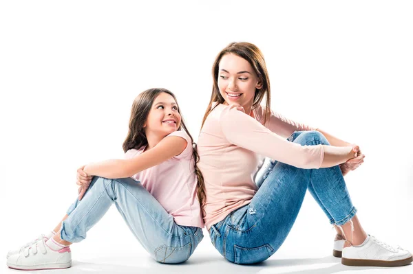 Hija y madre sentadas espalda con espalda - foto de stock