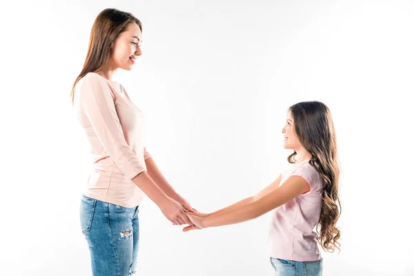Усміхнена мати і дочка тримаються за руки — стокове фото