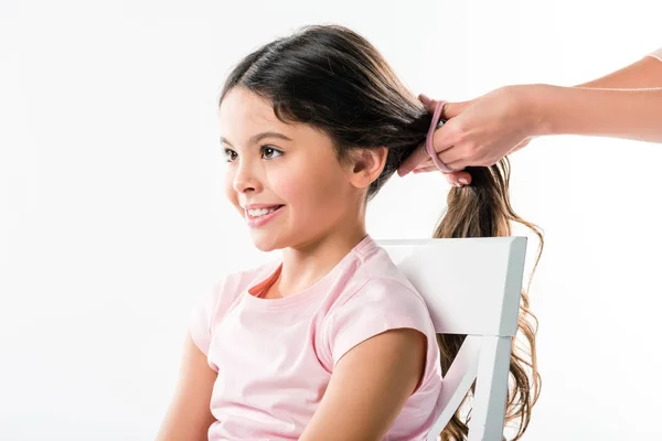 Madre atar hijas cabello en cola de caballo - foto de stock