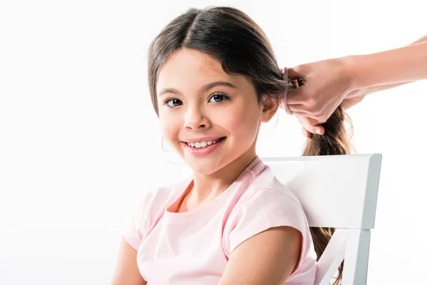 Madre atar hijas cabello en cola de caballo - foto de stock