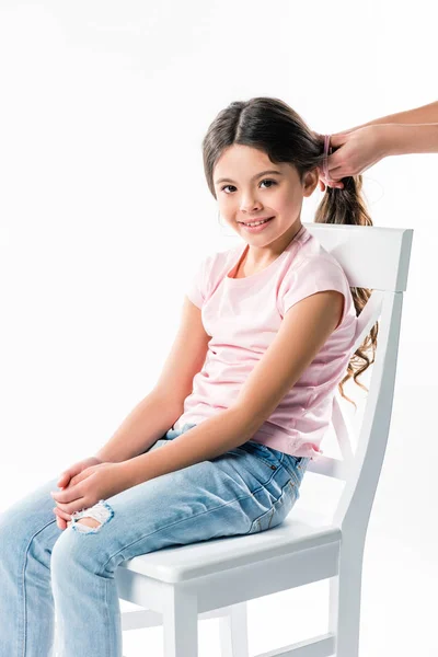 Madre atar hijas cabello en cola de caballo - foto de stock