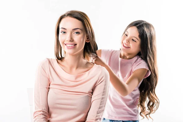 Hija peinando madres cabello - foto de stock