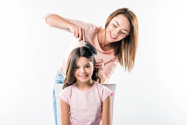 Mère peignage filles cheveux — Photo de stock