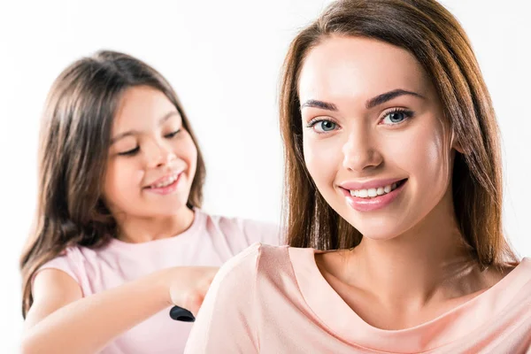 Hija peinando madres cabello - foto de stock