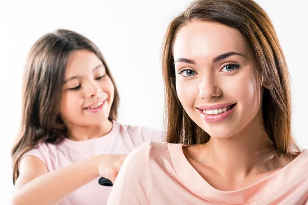 Figlia pettinatura madri capelli — Foto stock