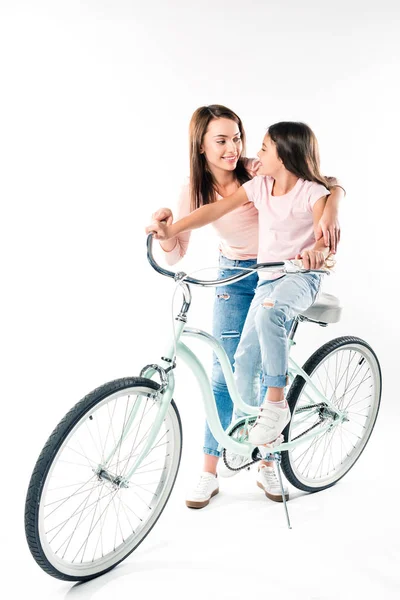 Madre enseñando hija montar bicicleta - foto de stock