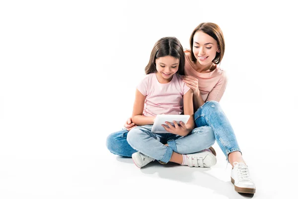 Mãe e filha olhando para tablet — Fotografia de Stock