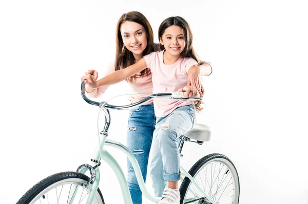 Madre e hija con bicicleta - foto de stock