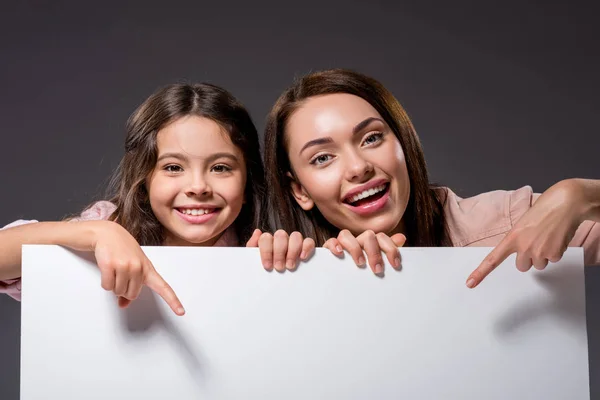 Mutter und Tochter zeigen auf etwas — Stockfoto