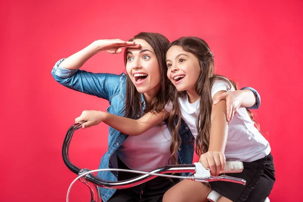 Mother and daughter looking away — Stock Photo